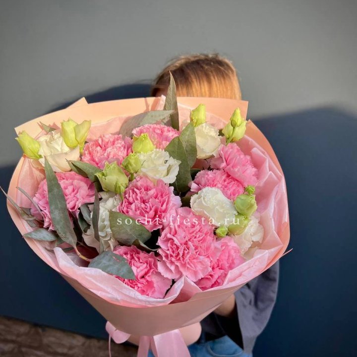 Букет гвоздик и  эустом "Сири" в Красноярске