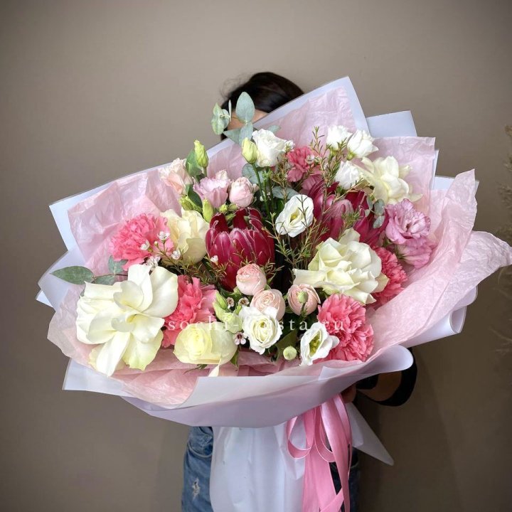 Букет с протеей, розами "Элеонора" в Красноярске