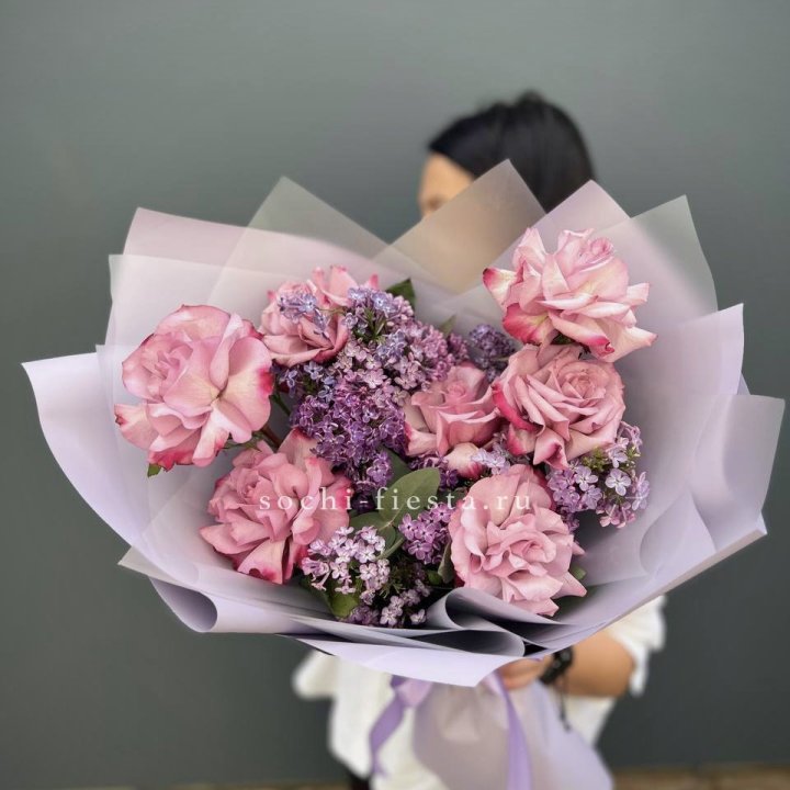 Букет из розовых роз и сирени в Красноярске