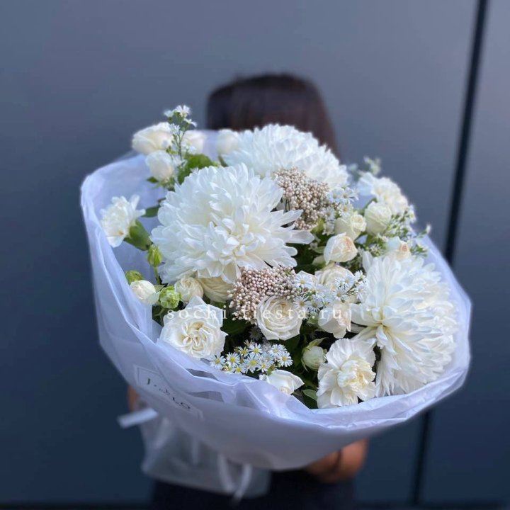 Букет хризантем и роз вайт шотс в Красноярске