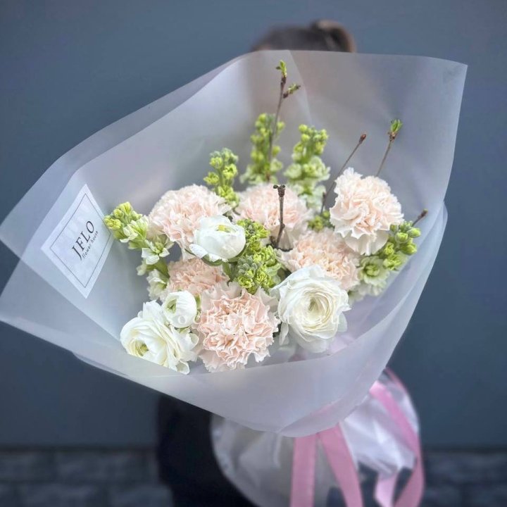 Букет маттиолы и ранункулюсов  в Красноярске