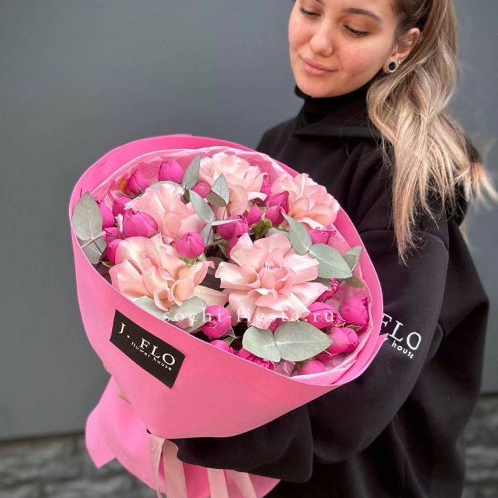 Букет французских и пионовидных роз "Ламиносо" в Красноярске