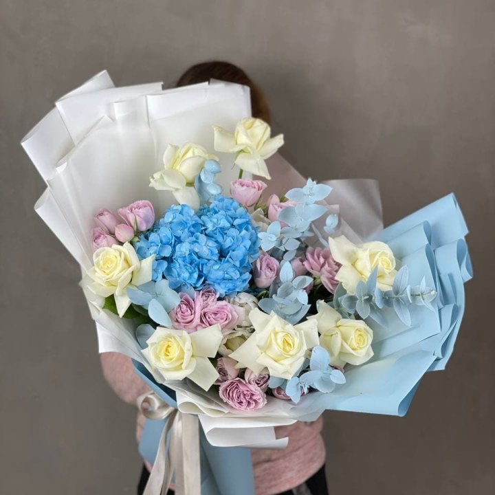 Дизайнерский букет "Блю скайфорт" в Красноярске