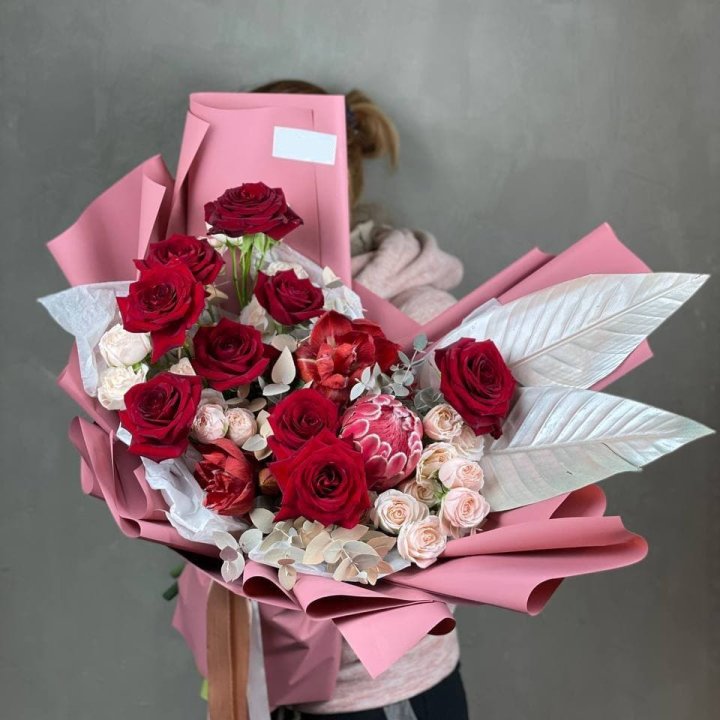 Дизайнерский букет "Ред Вильвет" в Красноярске