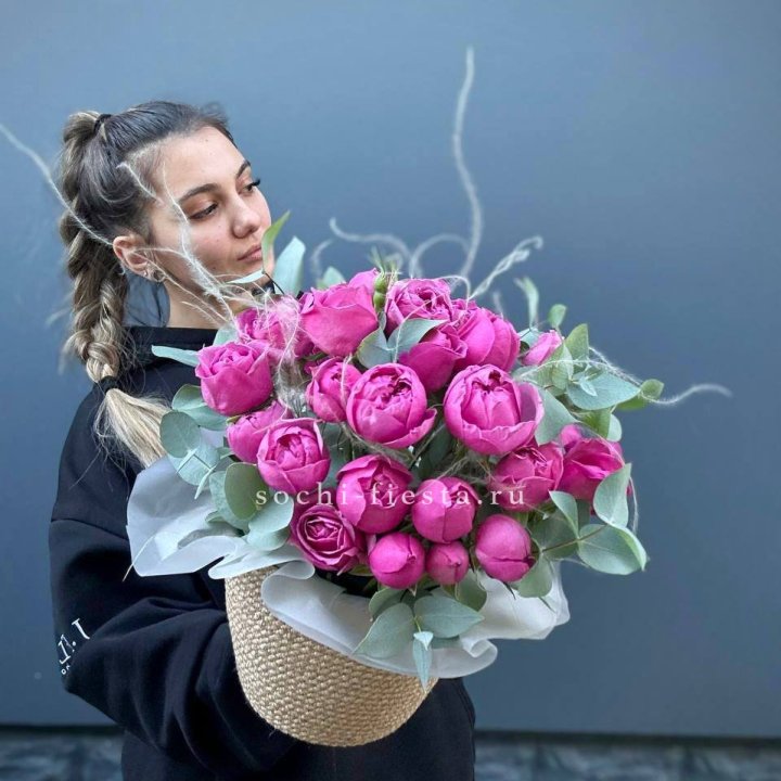 Пионовидные розы  в джутовом кашпо  в Красноярске