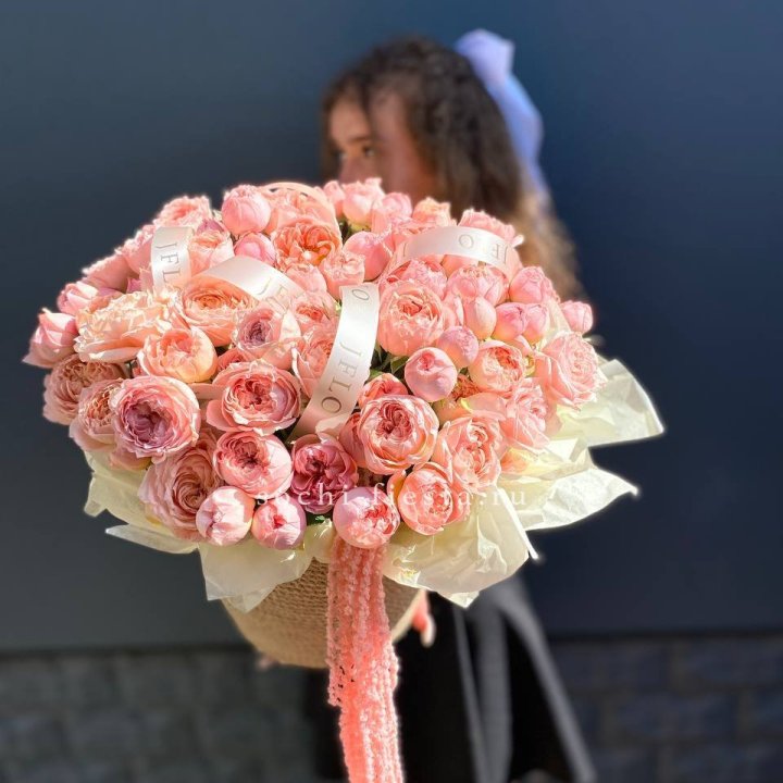 Кустовые розы Джульетта в джутовом кашпо в Красноярске