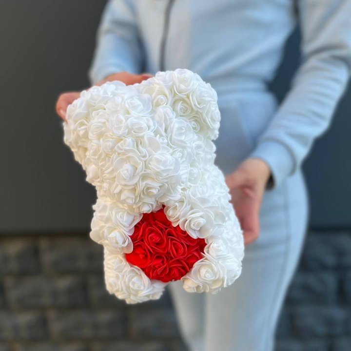 Медведь с красным седцем в Красноярске