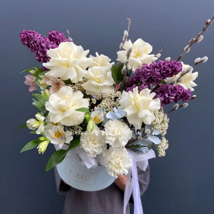 Цветочный бокс Французских роз и Сирени в Красноярске