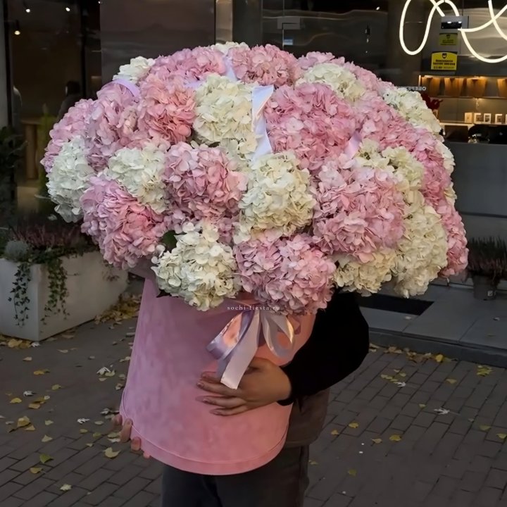Дизайнерский цилиндр с гортензиями  в Красноярске