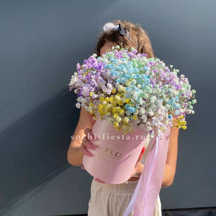 Радужные гипсофилы в шляпной коробке в Красноярске
