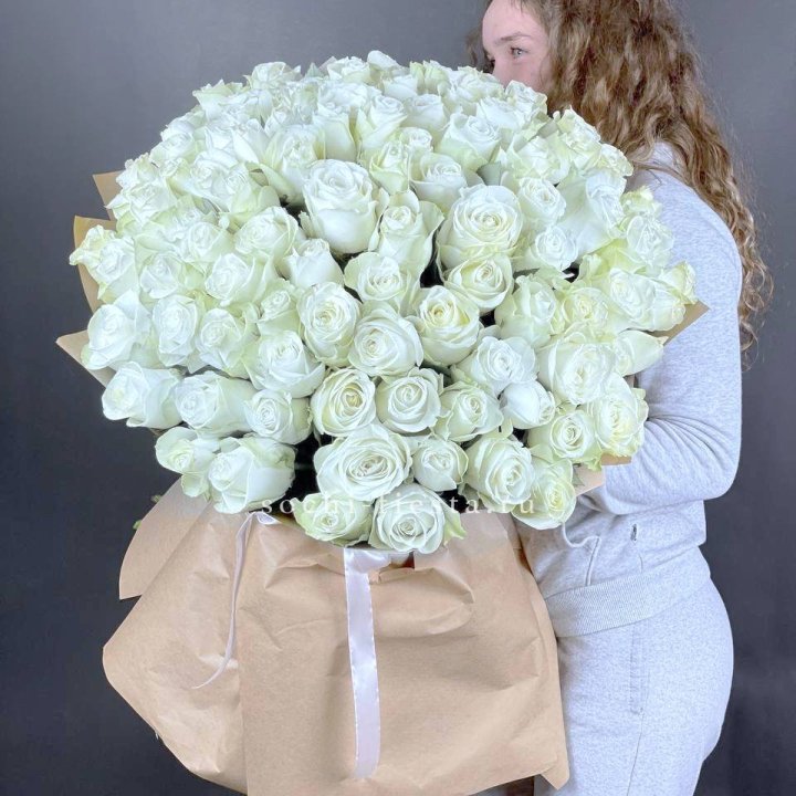 101 белая высокая импортная роза в Красноярске