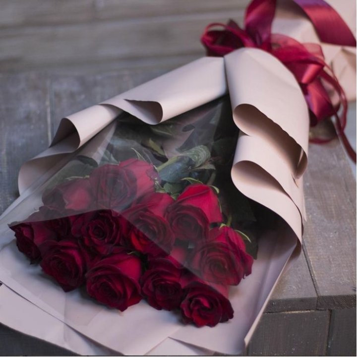 11 голландских роз в оформлении в Красноярске