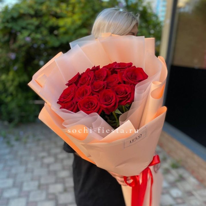 15 голландских роз в оформлении в Красноярске