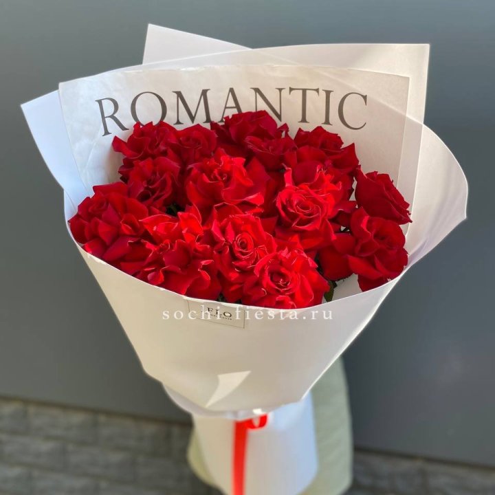 19 высоких роз в оформлении в Красноярске