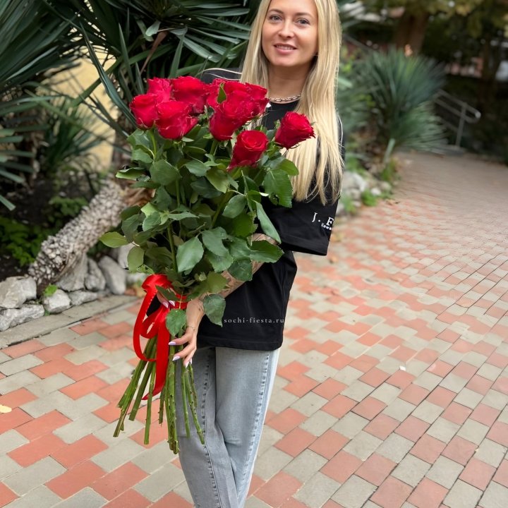 15 высоких красных роз в Красноярске