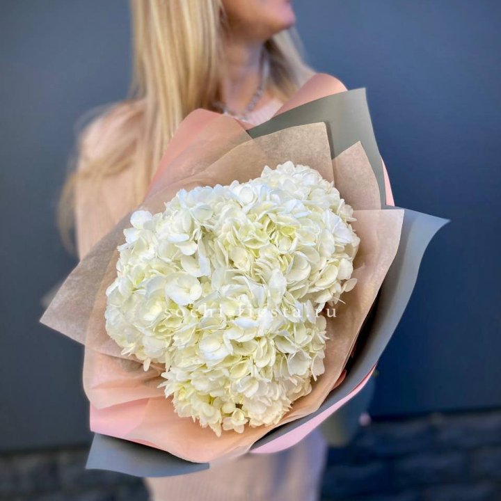 Букет из трёх белых гортензий в Красноярске