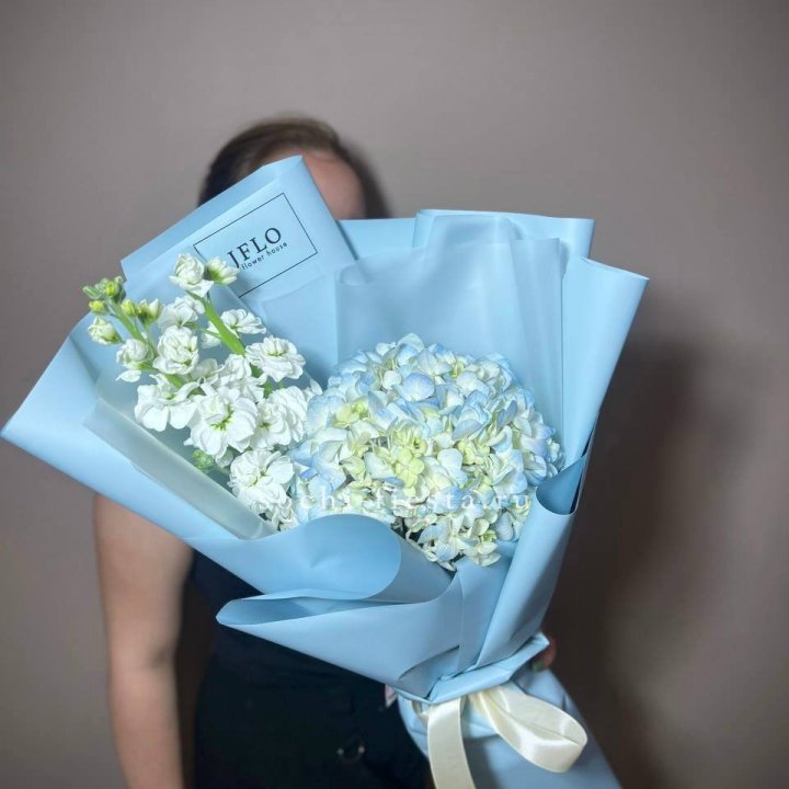 Гортензия голубая с маттиолой в Красноярске