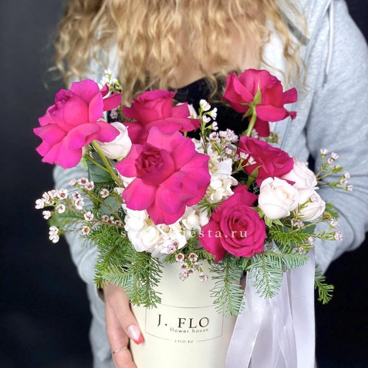 Новогодняя композиция в коробке пинк розе в Красноярске