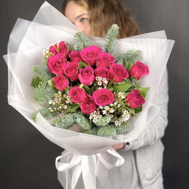 Новогодний букет Елки и Розы в Красноярске