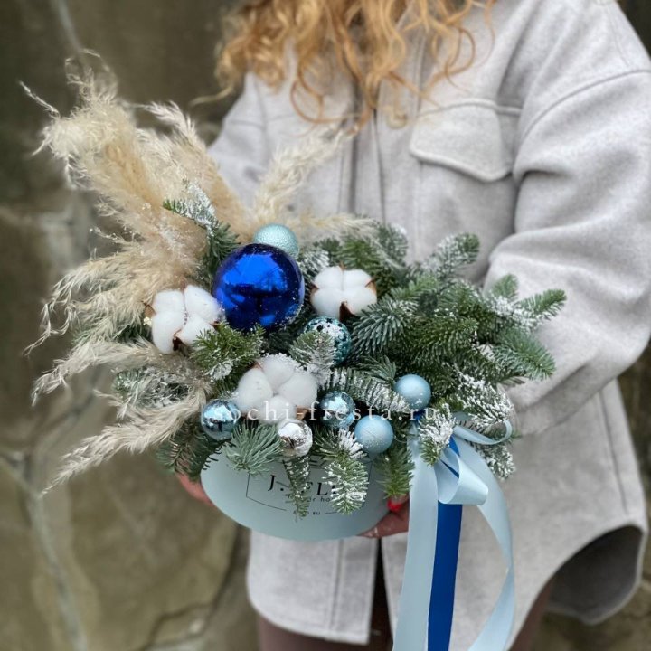 Новогодняя композиция в коробке блю в Красноярске