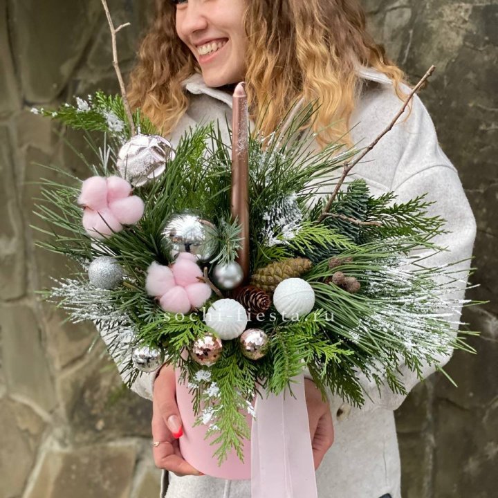 Новогодняя композиция в коробке пинк в Красноярске