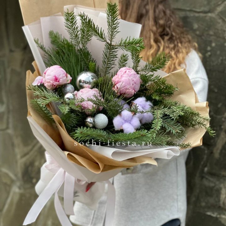 Новогодний букет с пионами  в Красноярске