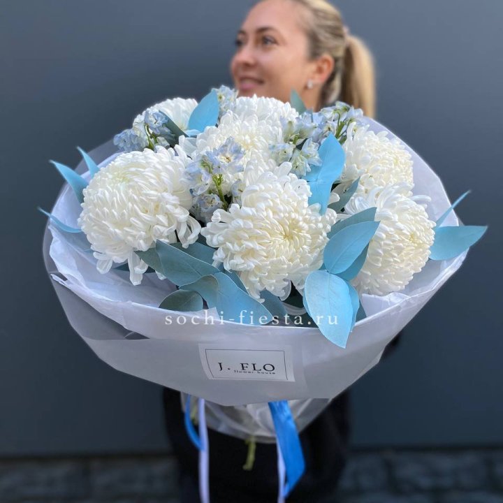 Букет хризантем Бигуди и дельфиниума  в Красноярске