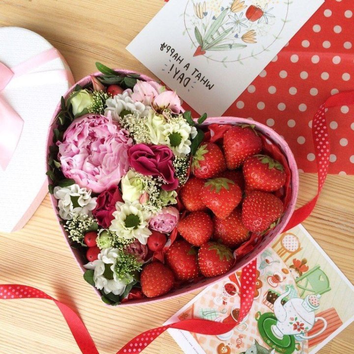 Бокс с клубникой и цветами в Красноярске