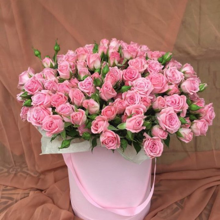 Кустовые розы в коробке в Красноярске