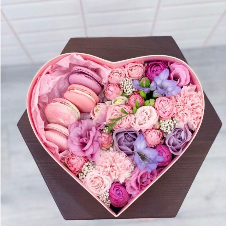 Бокс-сердце с макаронс  в Красноярске