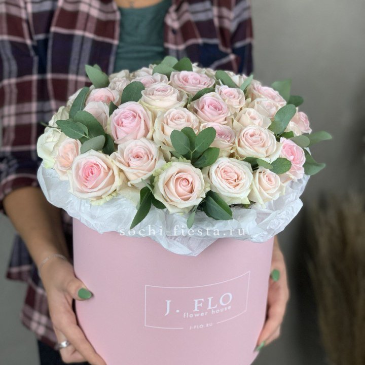 35 розовых роз в цилиндре в Красноярске