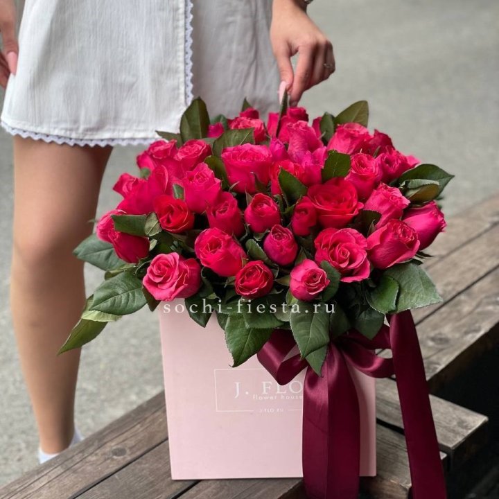 55 алых роз в кубе в Красноярске