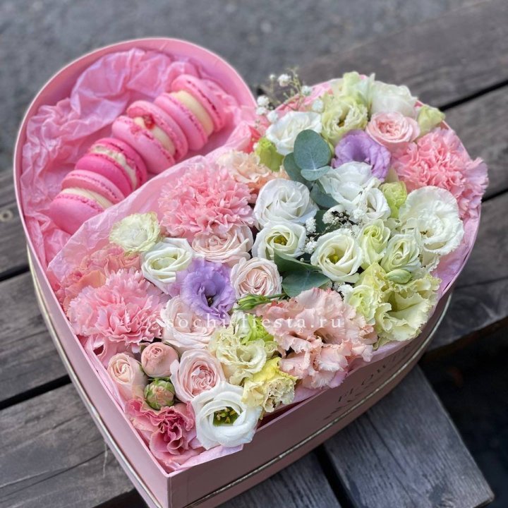 Бокс-сердце с макарон "Пинк" в Красноярске