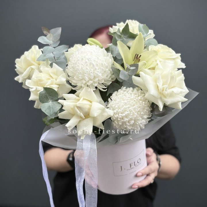 Цветы в шляпной коробке  в Красноярске