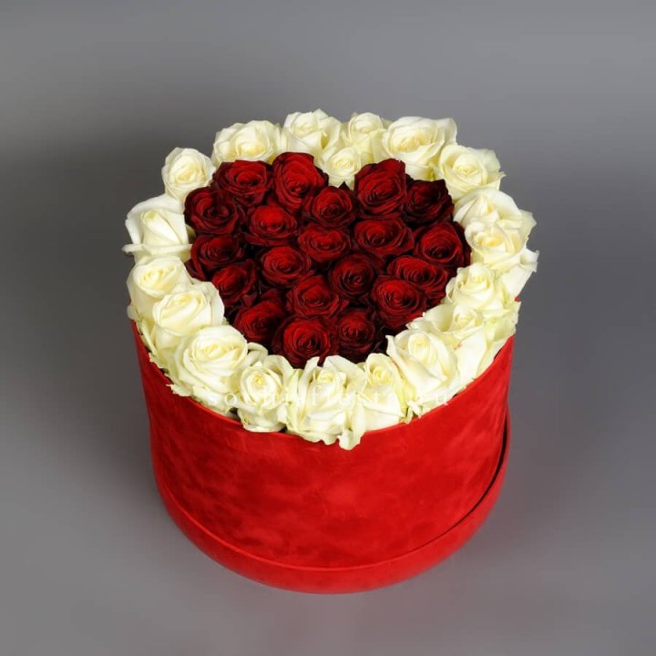 39 красных и белых роз в цилиндре в Красноярске
