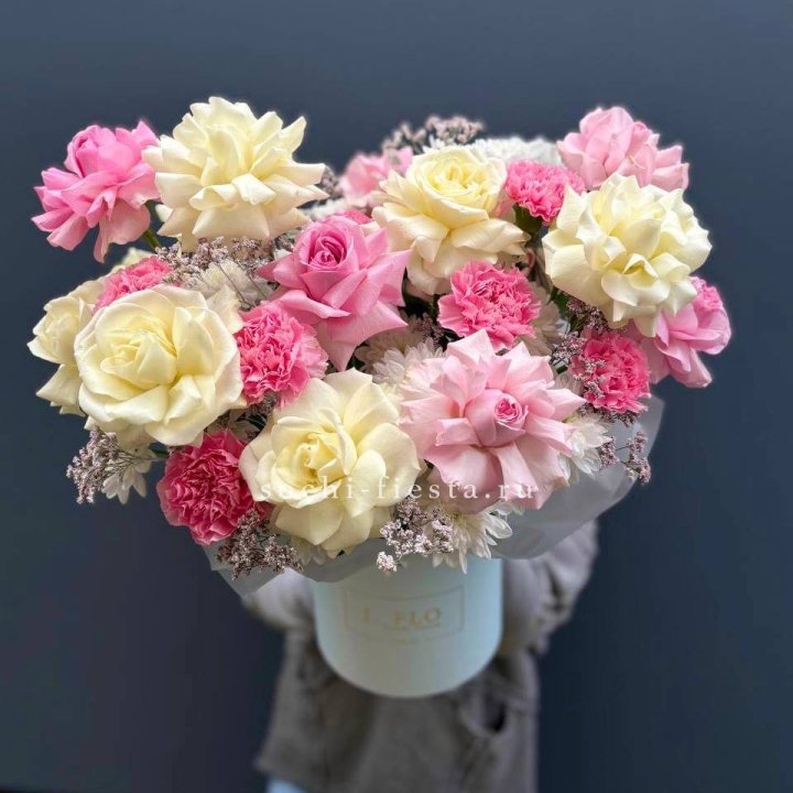 Коробка французских роз и диантусов "Бони" в Красноярске