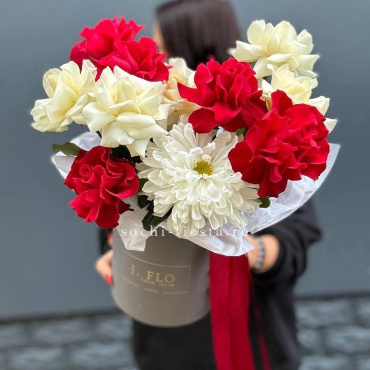 Французские розы с хризантемой в боксе в Красноярске