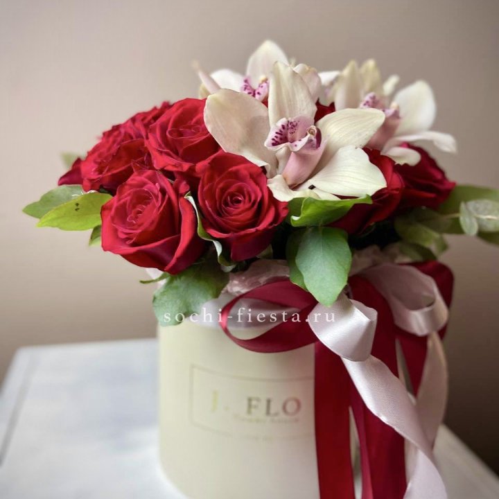 Розы и орхидеи в боксе в Красноярске