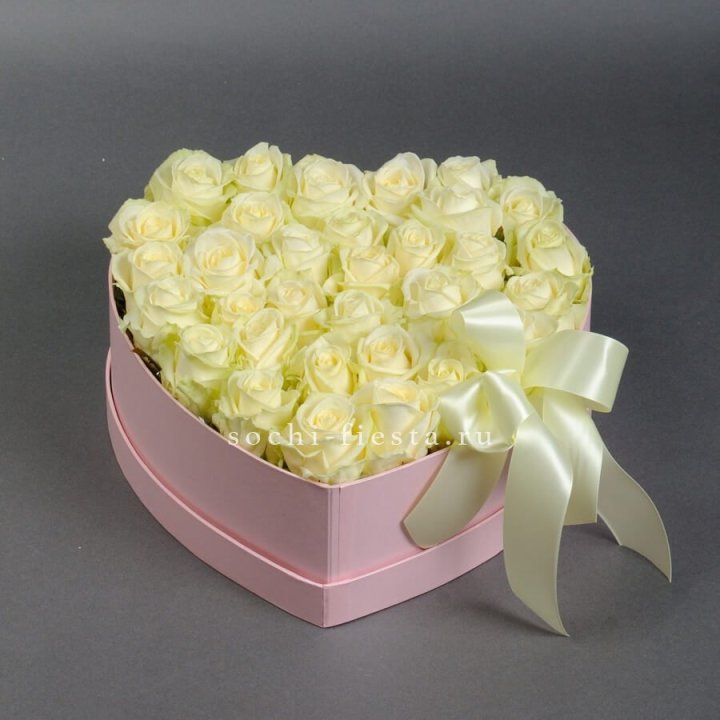 35 белых роз в коробке "Сердце" в Красноярске