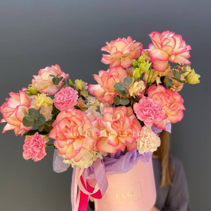 Бокс нежный с розами в Красноярске