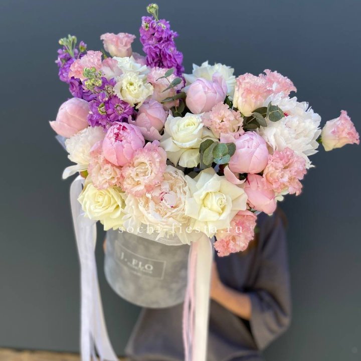 Дизайнерский цилиндр с пионами "Ривьера" в Красноярске