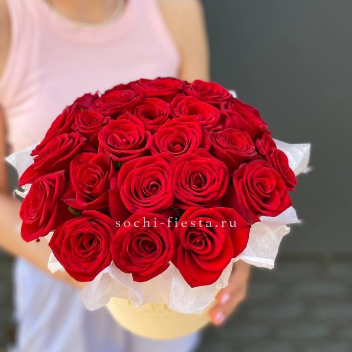 Красные розы в цилиндре в Красноярске