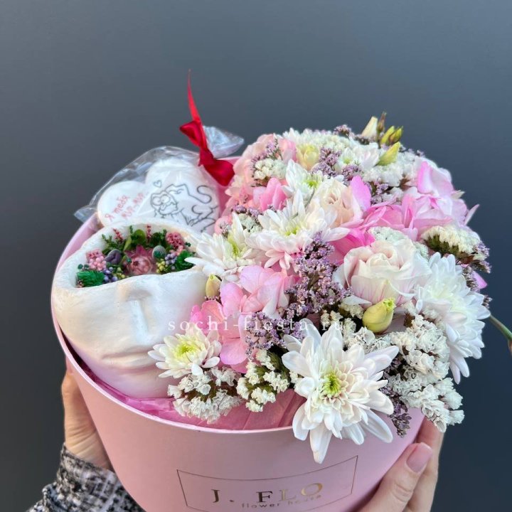 Цветы и свеча в коробке в Красноярске