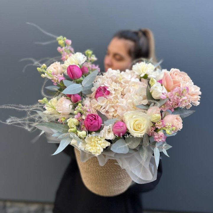 Цветочная композиция в джутовом боксе  в Красноярске