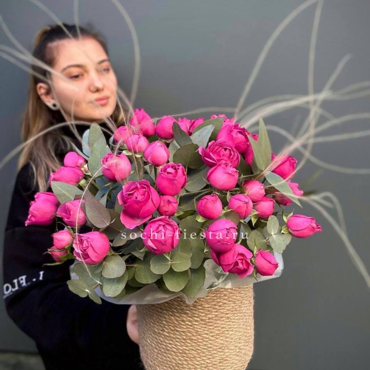 Пионовидные розы Мисти Бабблс в джутовом кашпо в Красноярске