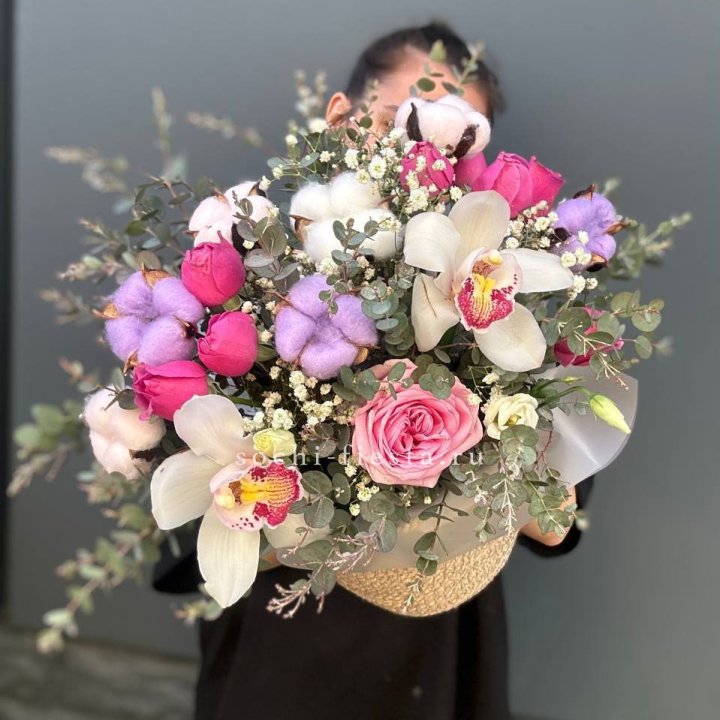 Орхидея и розы в джутовом кашпо в Красноярске