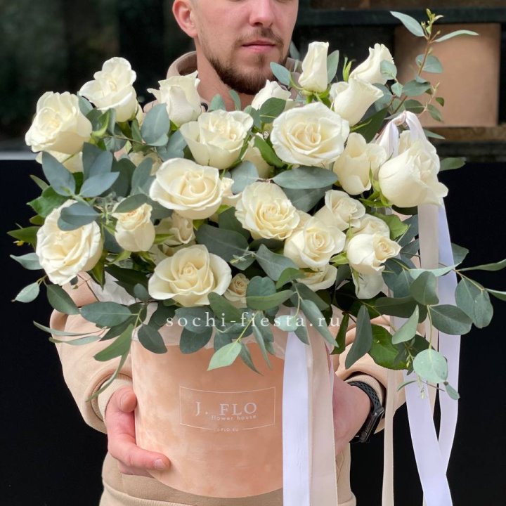 41 белая роз в бархатном боксе в Красноярске