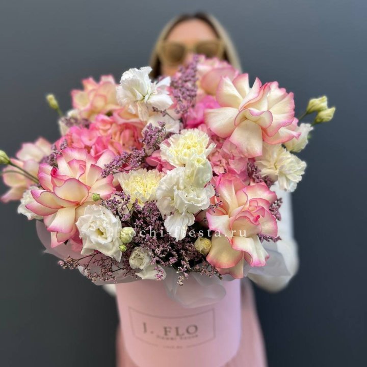 Цветочная композиция "Глория" в боксе в Красноярске