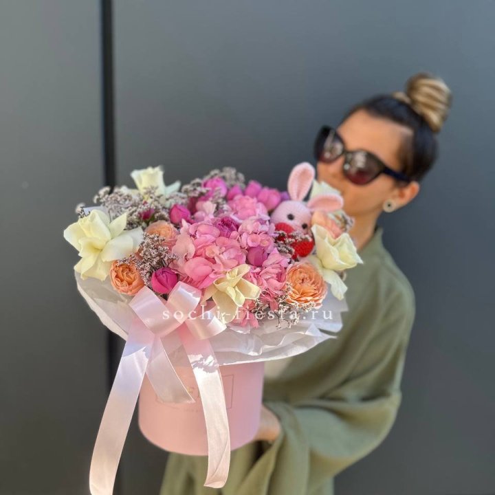 Дизайнерский цилиндр с игрушкой "Лола" в Красноярске