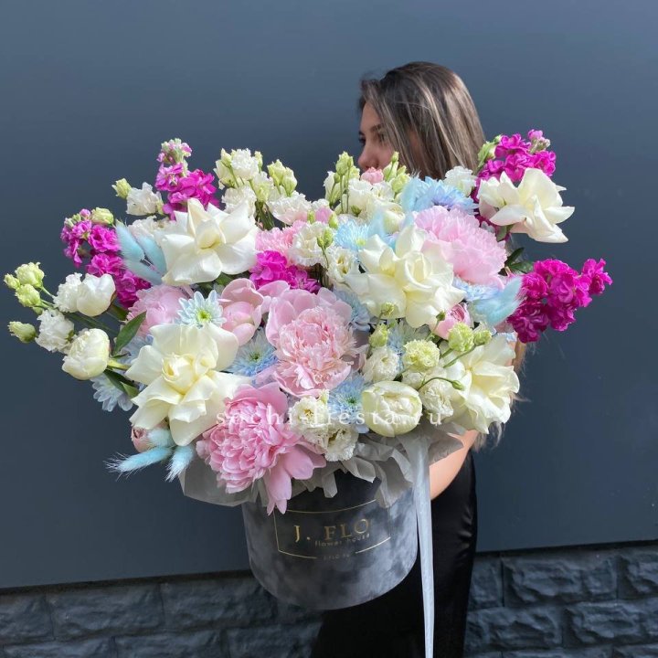 Дизайнерский цилиндр "Пионы гарден" в Красноярске